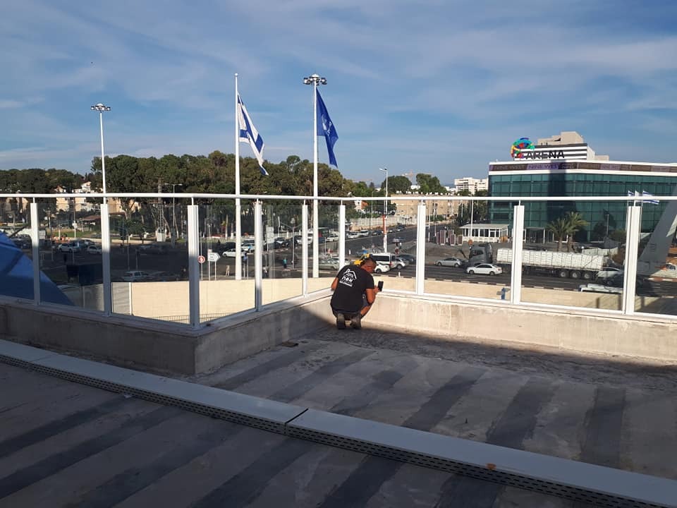 מעקות זכוכית גשר
